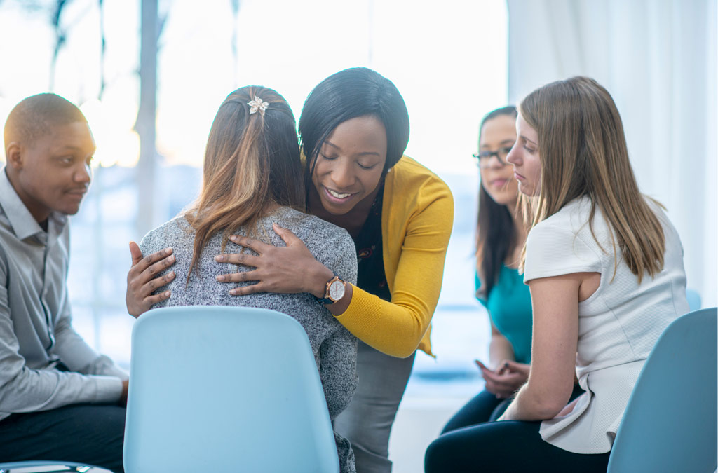 Servizio Completo Mensa per Comunità. Gruppo di persone in ambiente di comunità.